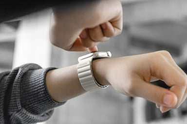 SwitchEasy Magnetic Apple Watch Band - Soft Silicone Design